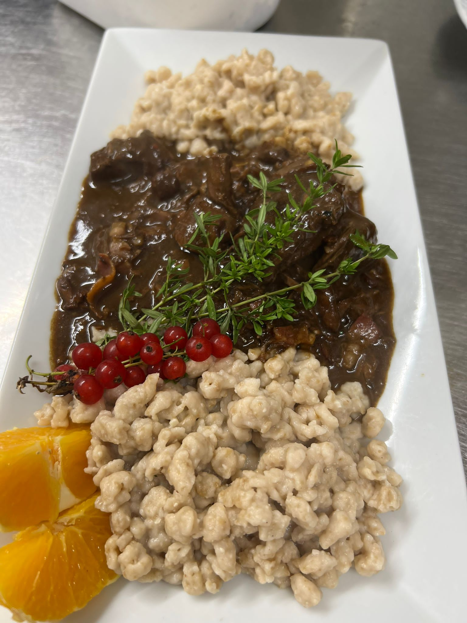 Rehragout mit Eierschwammerl & Walnussspätzle