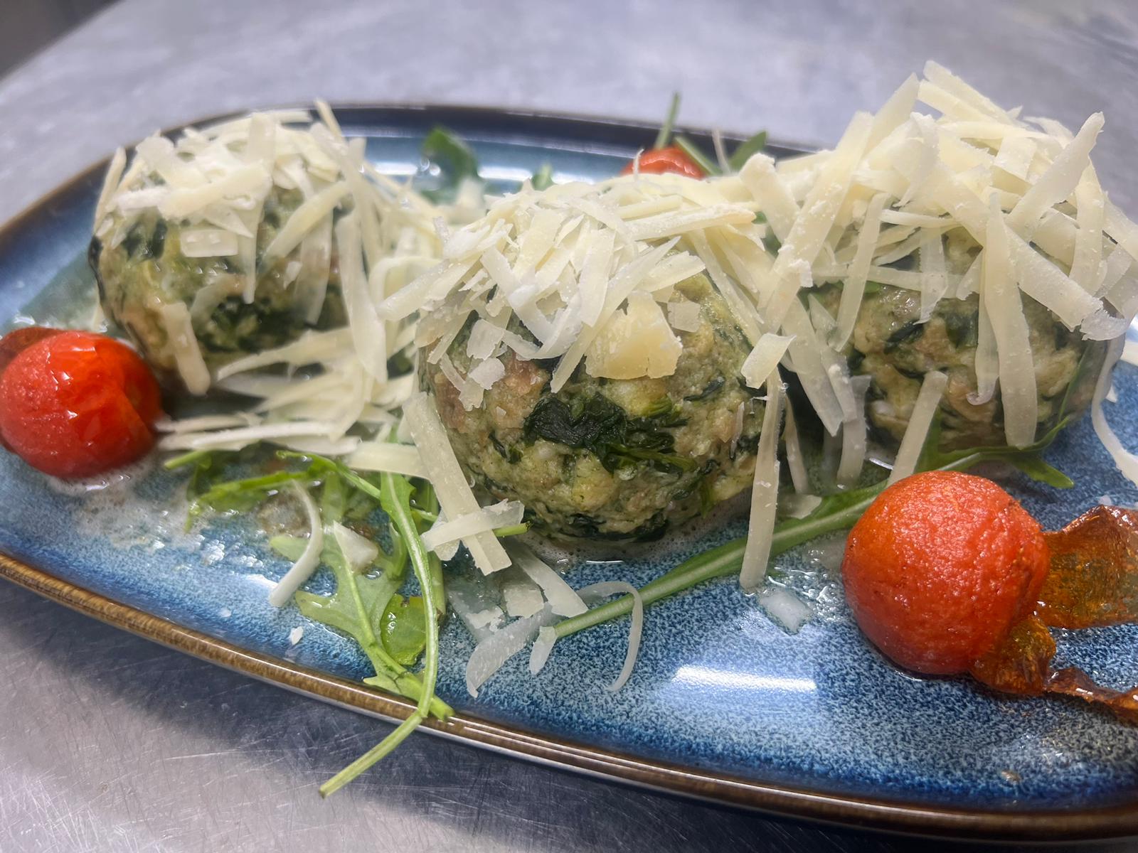 Hausgemachte Spinatknödel mit Parmesan & Blattsalat