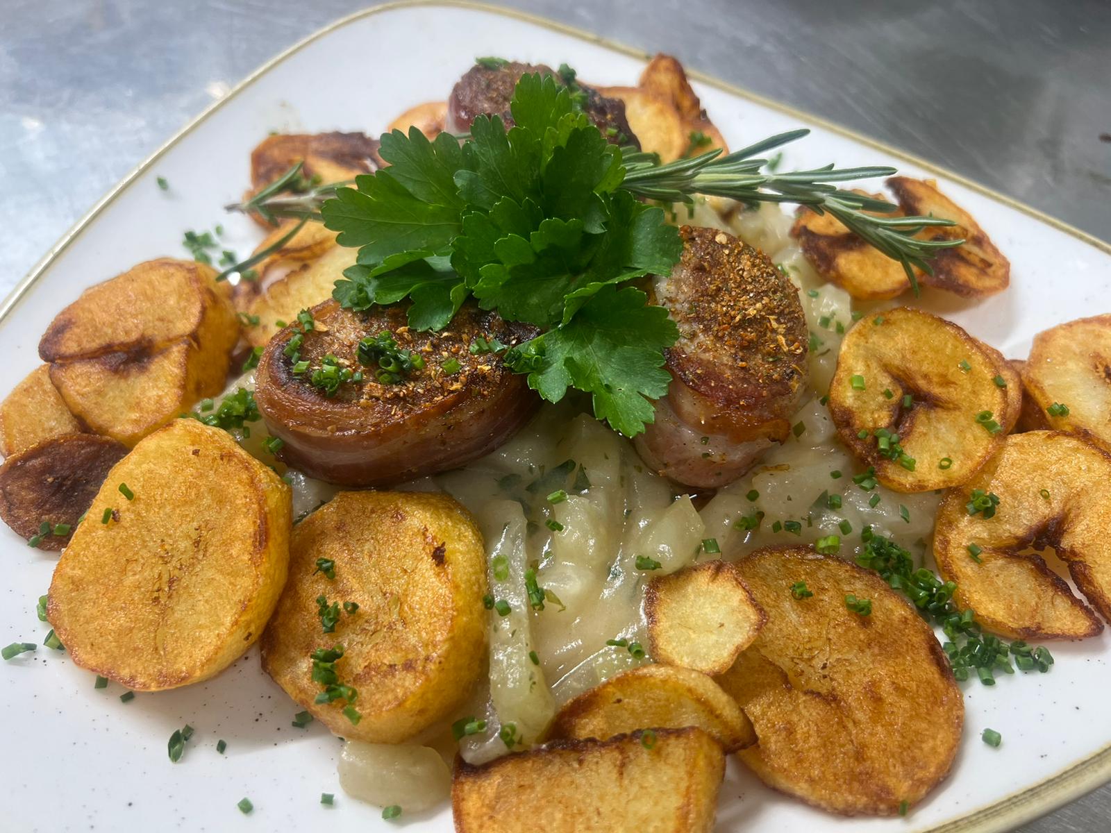 Schweinelendchen im Speckmantel auf Rahmkolrabi